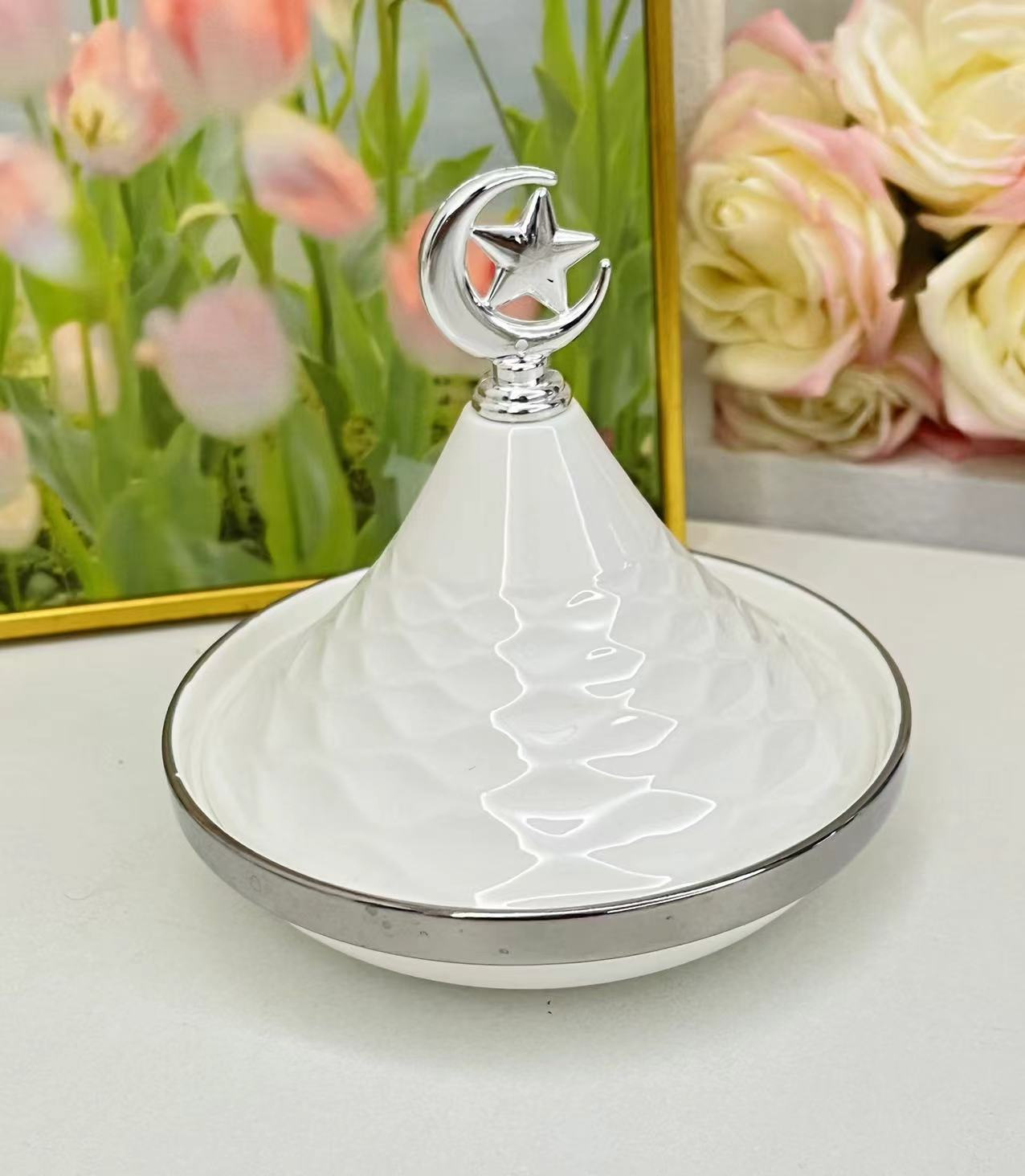 Light luxury home furnishings: multi-compartment fruit plates, dessert prints, covered bowls, European-style golden ceramic tea cups and plates, porcelain pic 10