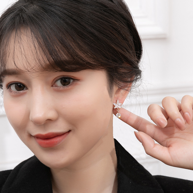 The trendy and simple 925 silver needle earrings from Japan and South Korea, featuring small leaf inlays, are trendy and stylish pic 4