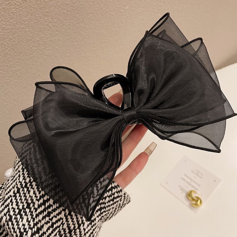 The princess on the run wears a black double-sided large bow hairpin, a shark clip, and a high-end hairpin at the back of her head pic 11