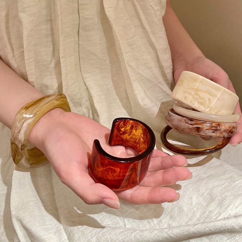 Wide-edge acrylic acetate bracelet, a retro ins-style, niche design for women, is a versatile accessory for students and best friends pic 3