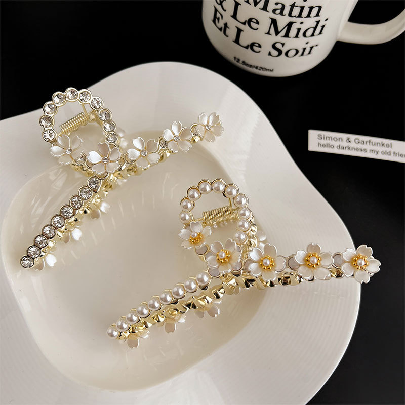 High-end and elegant headwear: Metal hair clips, pearl hair clips at the back of the female head, large shark clips, flower hair clips pic 4
