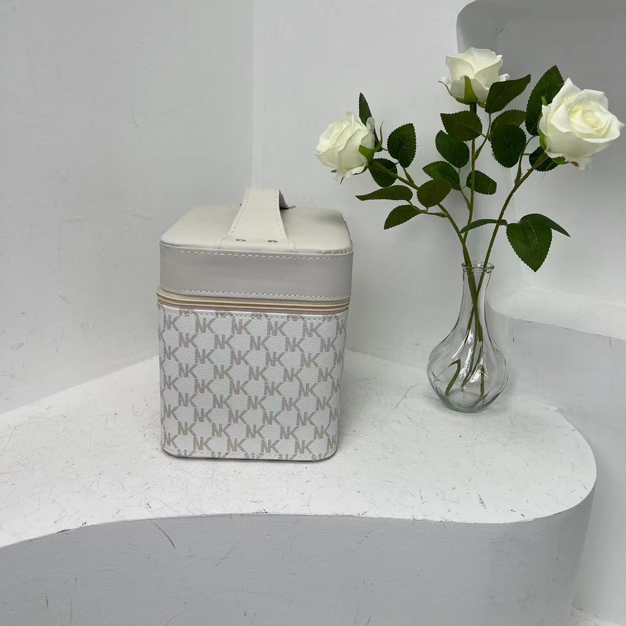 化妆包简约时尚潮手提化妆包便携分区收纳盒字母大容量旅行化妆包详情4