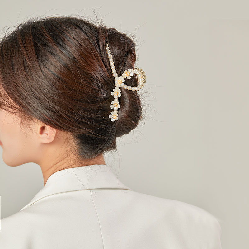 High-end and elegant headwear: Metal hair clips, pearl hair clips at the back of the female head, large shark clips, flower hair clips pic 6