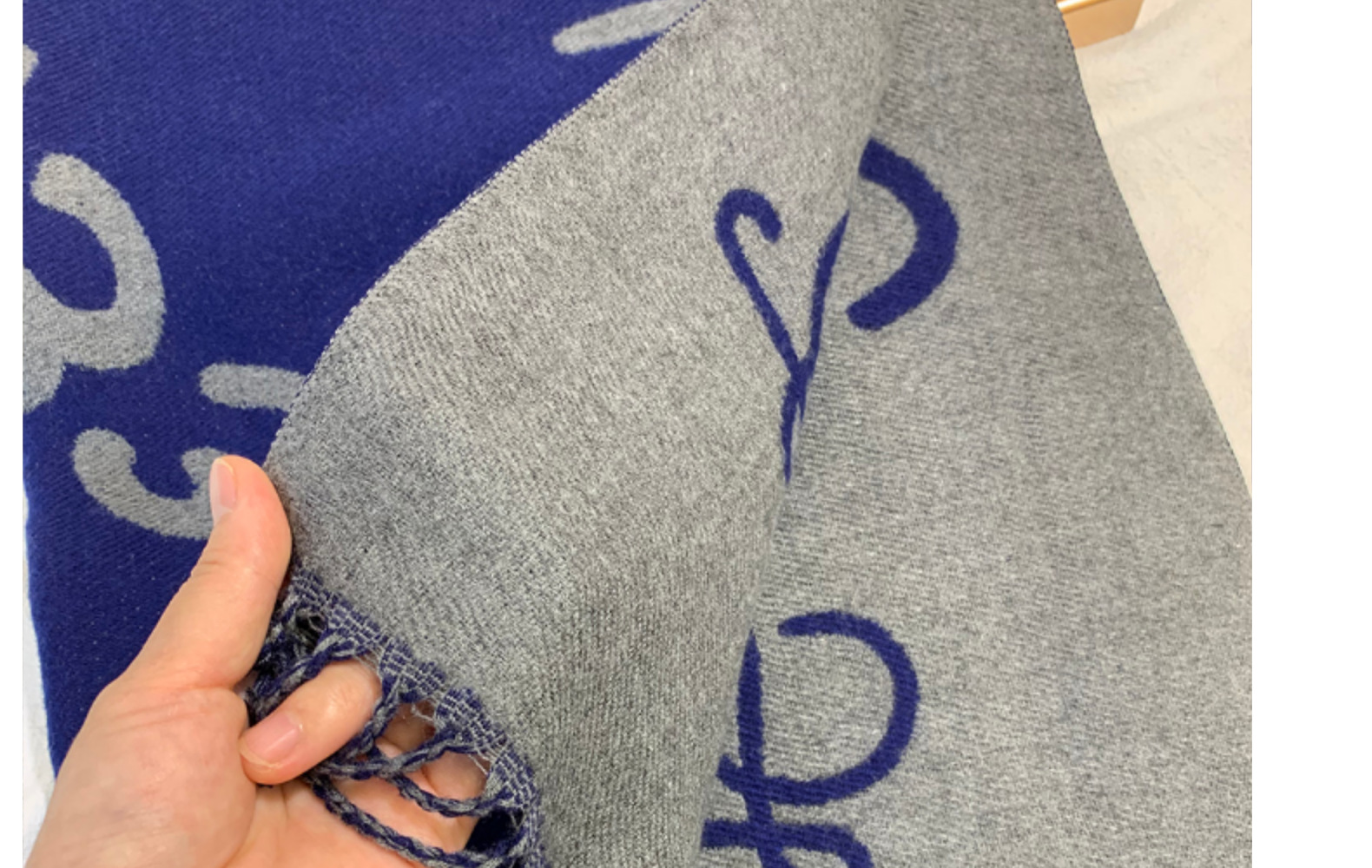 新款大牌涂鸦logo字母金丝款仿羊绒围巾女Lw冬季披肩保暖时尚详情23