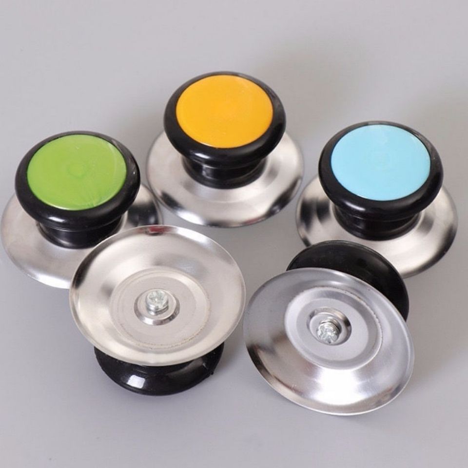 The one-yuan store offers a colorful plastic pot, a ding pot, for 1 yuan. The store uses kitchenware accessories such as plastic pot LIDS and handles pic 1
