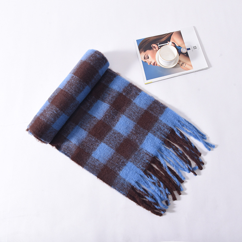 The Maillard scarf is a winter hit with a strong atmosphere. It features a mohair scarf for women with a high-end look and a new checkered scarf for men pic 3