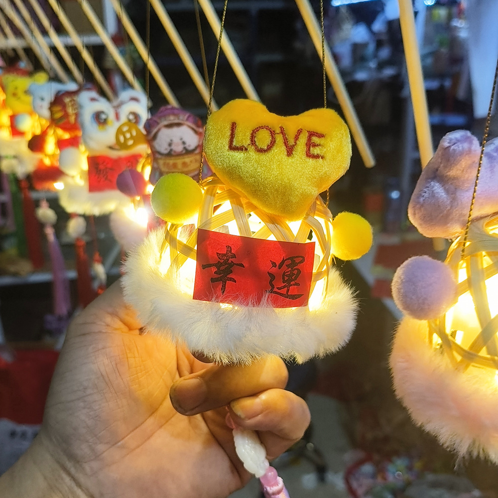 Lantern stalls with ancient-style plush toys and bamboo weaving that glow are also popular tourist attractions. Hand-held lanterns, Mid-Autumn Festival small lanterns, Mid-Autumn Festival little rabbits, and small maneki Neko pendants pic 12