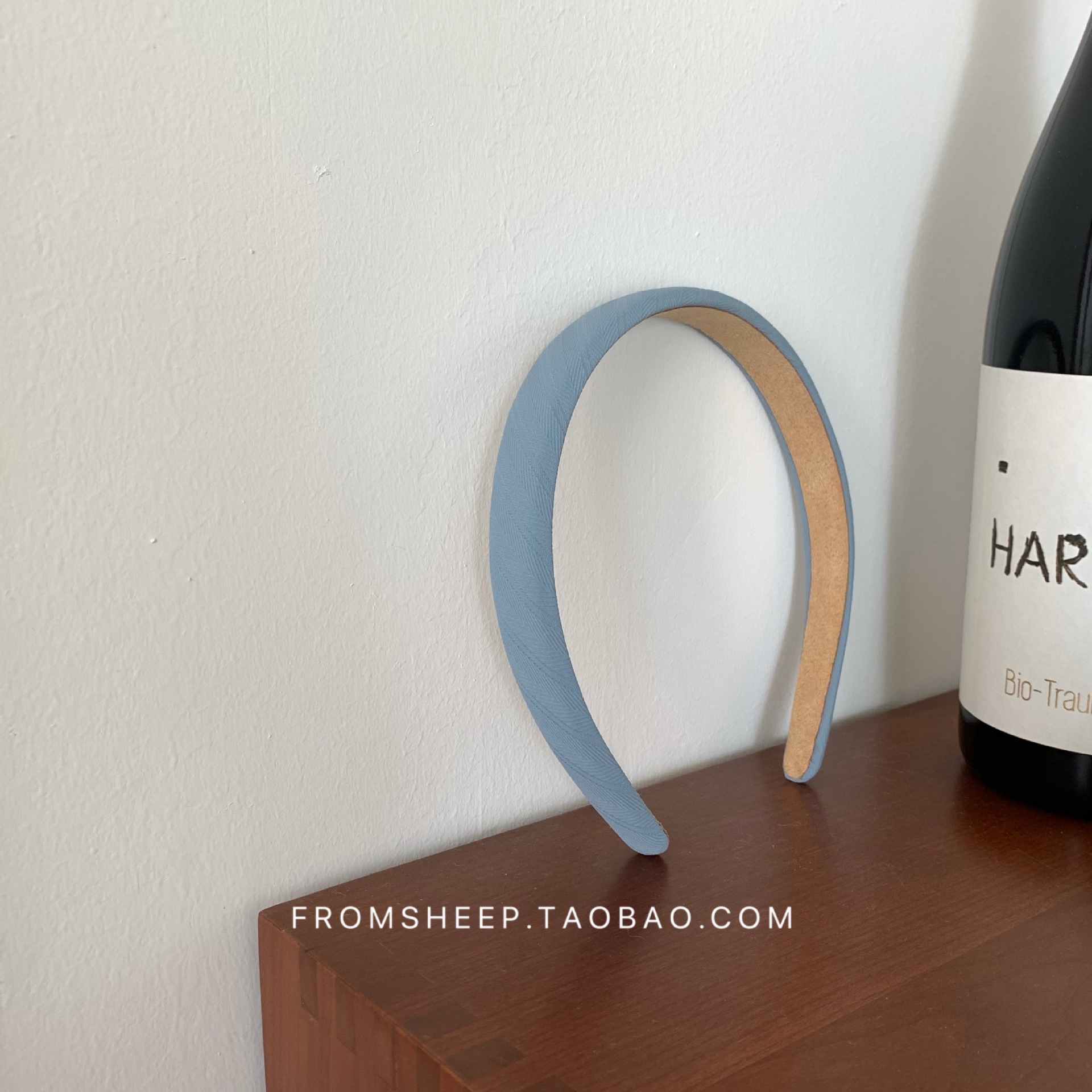 Korean-style hairbands for women in 2025 are trendy and versatile for going out. The headband is simple and elegant, and the hairpin is a popular online hair accessory with wide edges and a sweet look pic 62