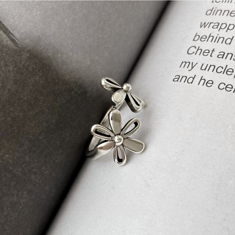 A simple and cold style hollowed-out flower ring for women on Instagram, a unique aged ring with a light luxury and niche design sense, a finger ring pic 9