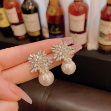 925 Silver Needle Sparkling Diamond Snowflake Pearl Earrings, a light luxury and niche design, high-end stud earrings, a retro and elegant ear accessory pic 4