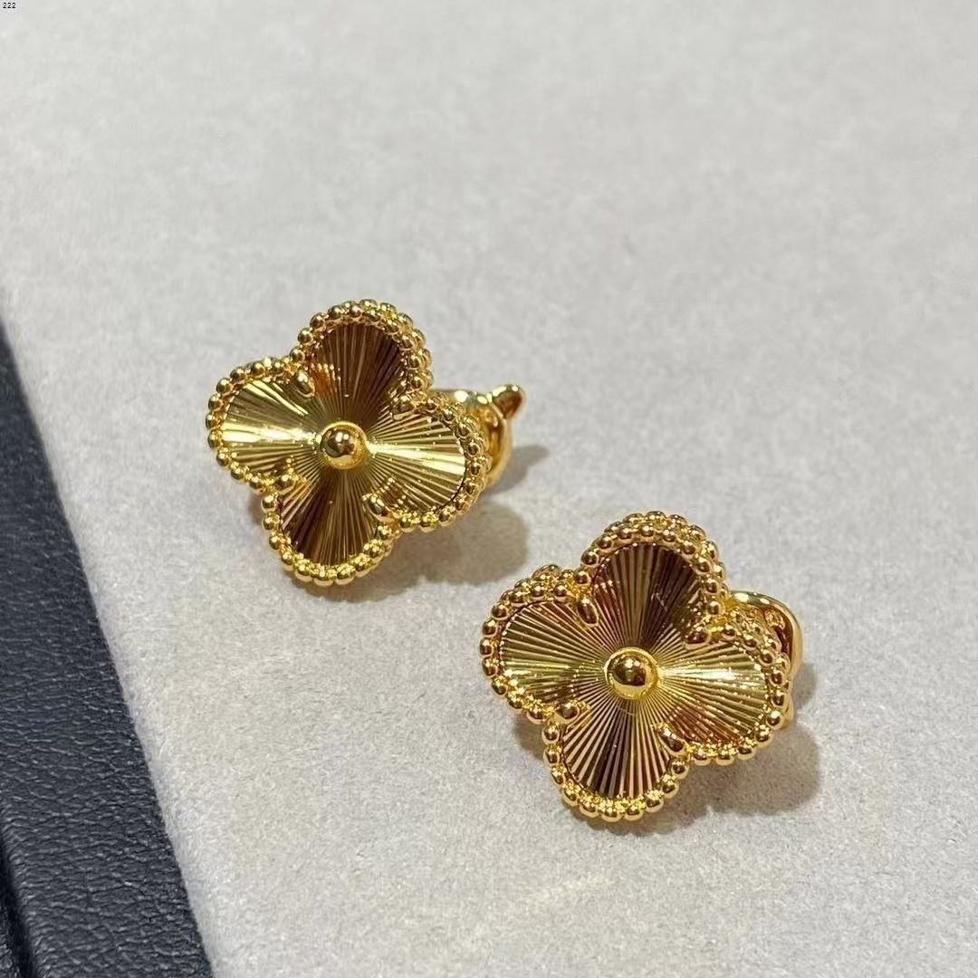 Cross-border titanium steel four-leaf clover ear studs for women, 18K gold, fashionable, simple and versatile mother-of-pearl jewelry ear bone studs are selling well in wholesale pic 2
