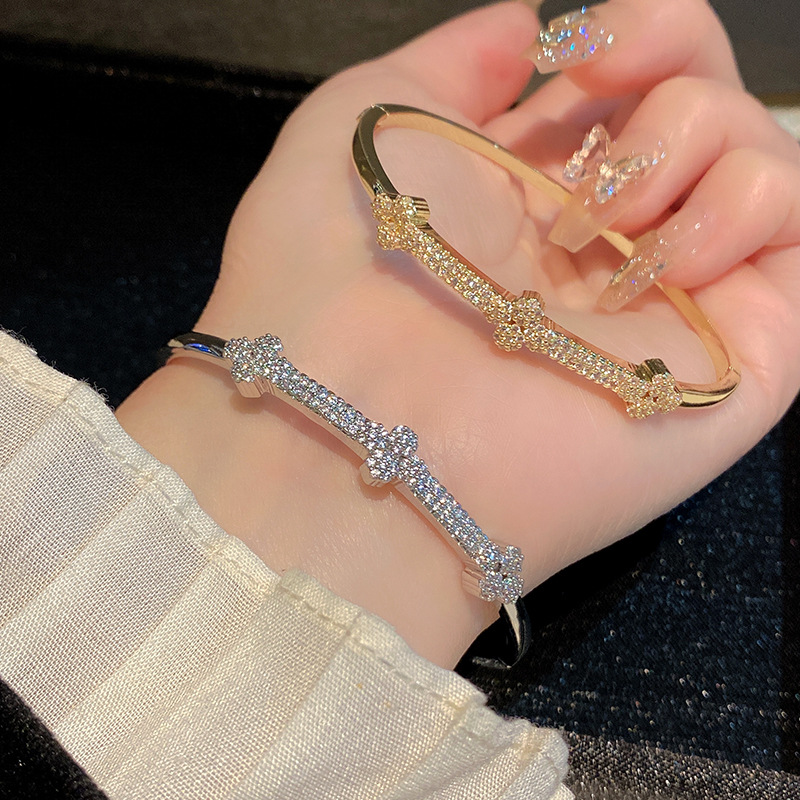 European and American cross-border fashion micro-inlaid four-leaf clover bracelet, copper material, retro trend, niche and trendy bracelet accessory, wristband pic 10