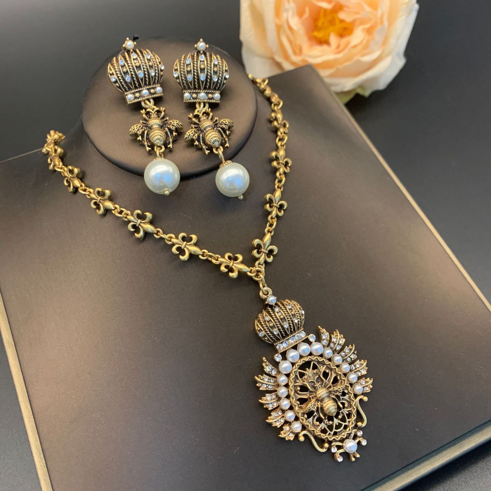 New vintage court-style distressed high-end jewelry set, necklaces, earrings, bee, elegant sweater, pendants, ear studs pic 2
