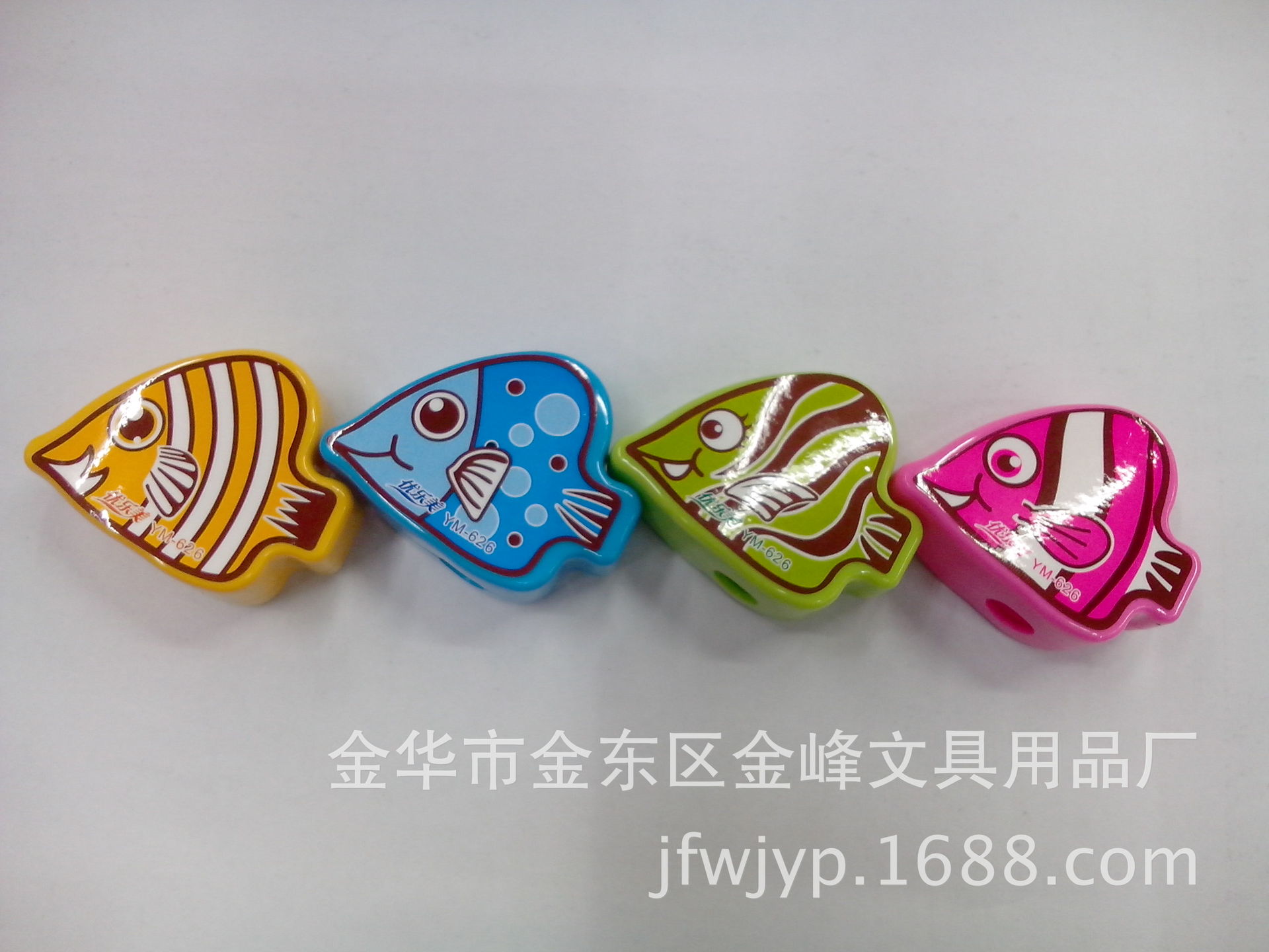 A cute and creative pencil sharpener in the shape of a small fish, a student office supplies pen sharpener pic 3