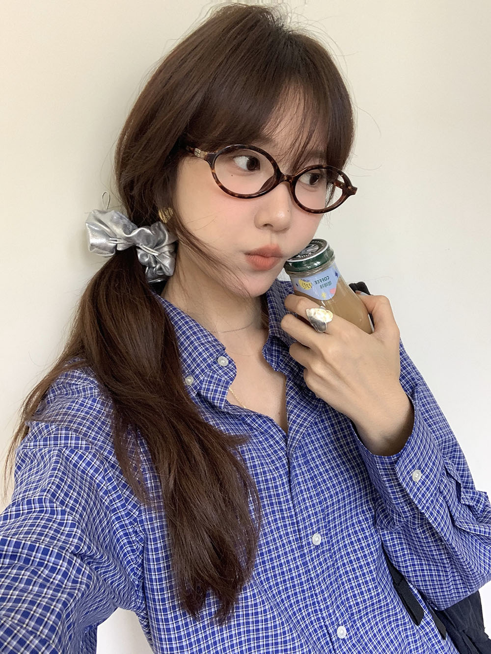 A real photo of a woman wearing a retro, fair-skinned, blue checkered, simple letter-embroidered single-breasted long-sleeved shirt on Korean Instagram in autumn pic 7