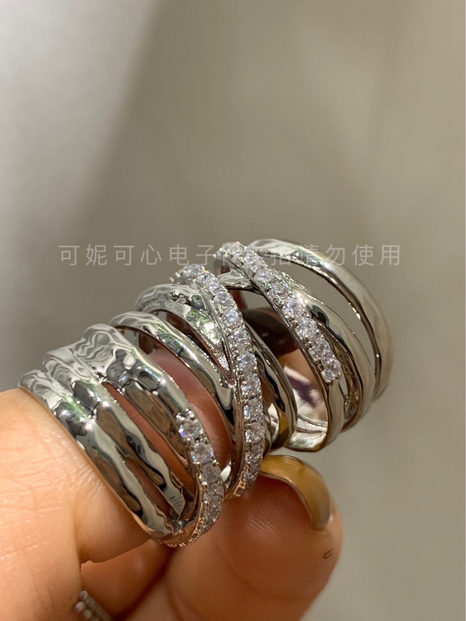 Q闪闪发光的戒指多圈的银色圆圈戒有点小细节的闭口戒指女款K8/5详情7