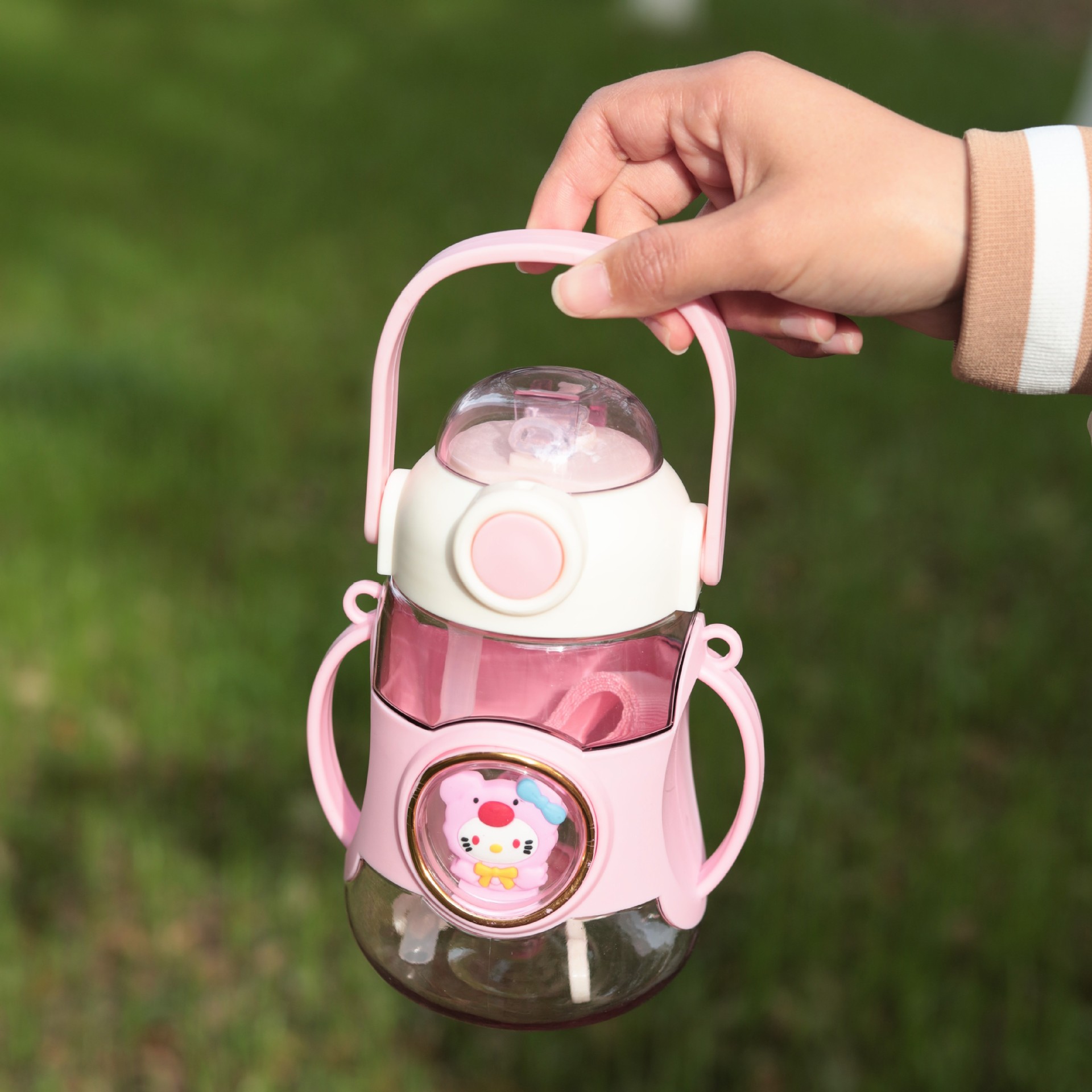 新款夏季儿童学生水杯便携背带高颜值塑料带吸管杯子萌趣可爱水壶详情10