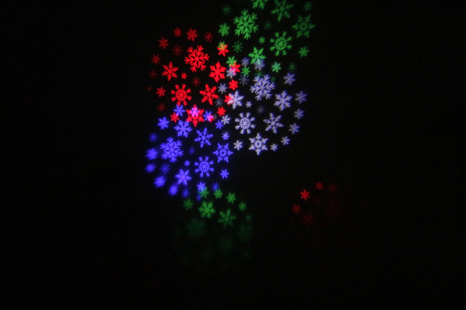 LED red, green, blue and white four-color snowflake lawn light, white snowflake light, European and American Christmas projection light, waterproof ground insertion light pic 14