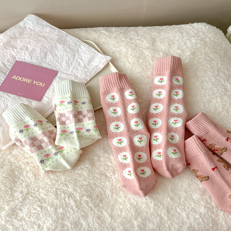 New autumn and winter women's socks: Trendy pink bear mid-calf socks, casual sports socks, versatile socks for women wholesale pic 17