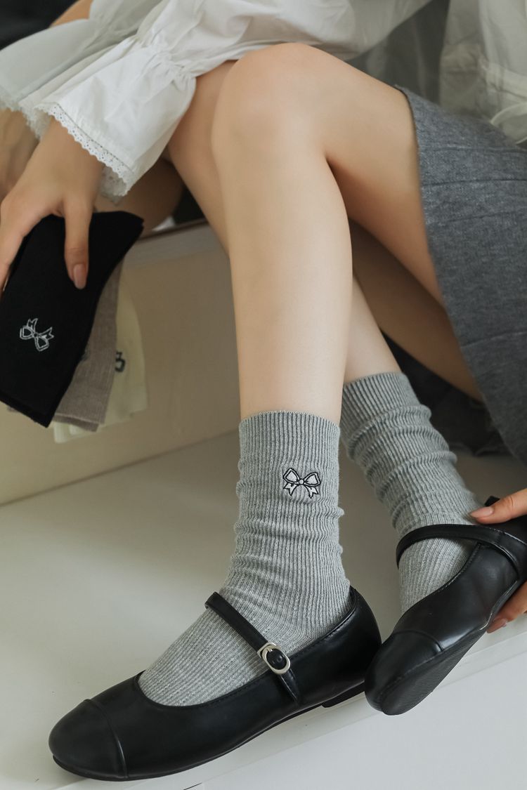 袜子地摊一件代发2024袜子女蝴蝶结刺绣黑白系棉质女士中筒双针素色女袜带袜跟潮款一件代发详情11