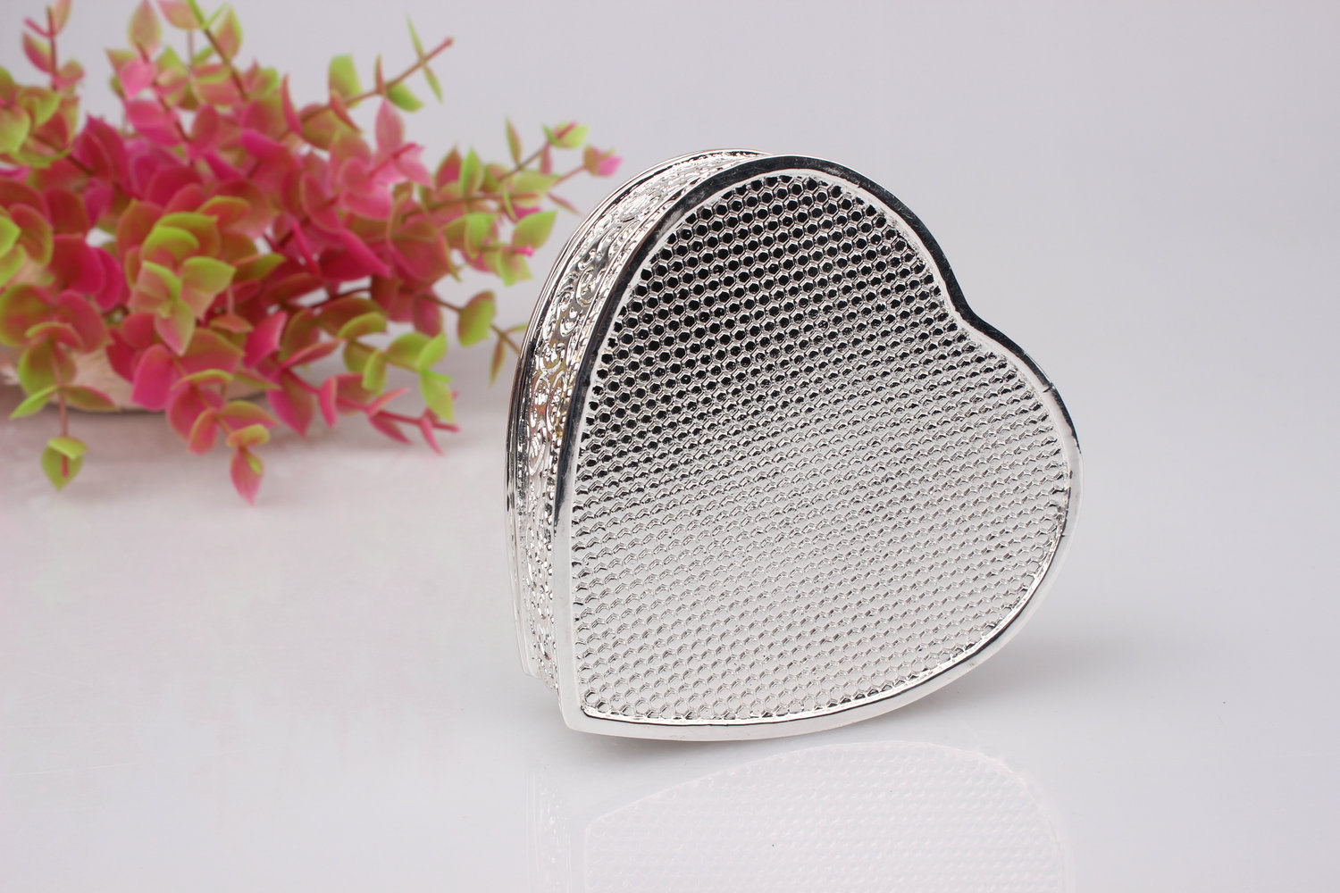 Alloy enamel gilded hollowed-out heart-shaped jewelry box, gift box, heart-shaped decorative item, wedding souvenir pic 15