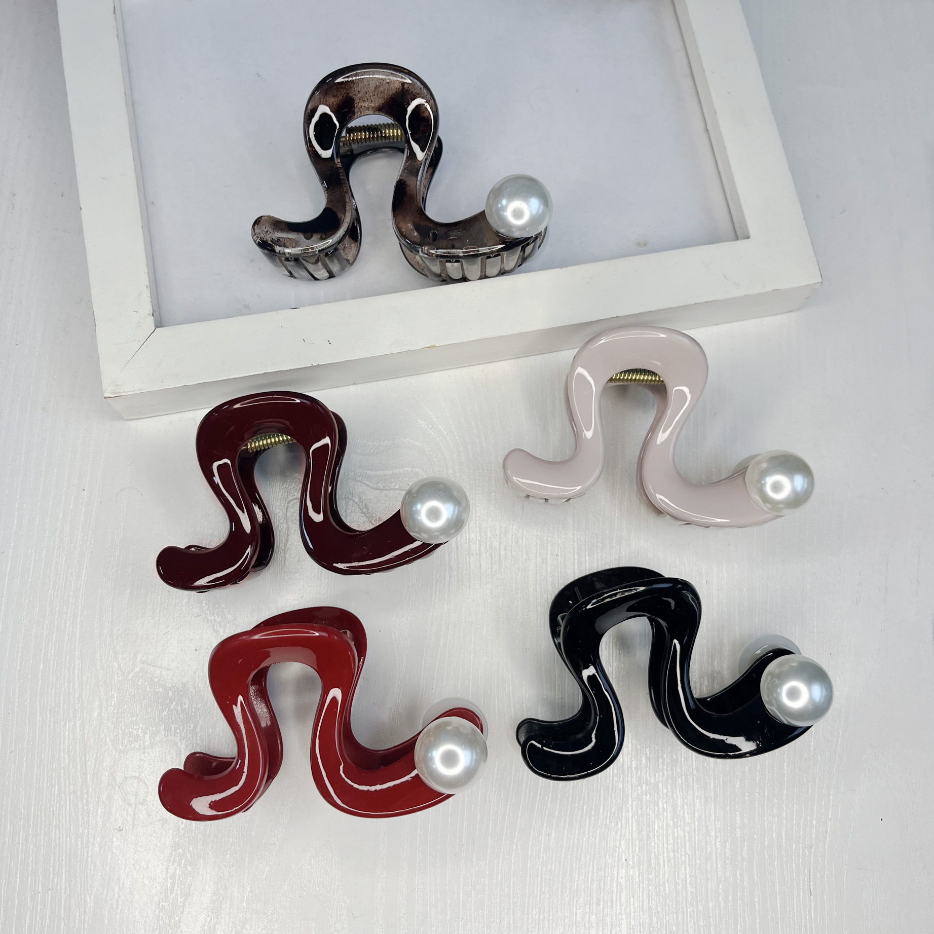 The 2025 National Trend series hairpins feature a niche design with geometric leopard print pearl hairpins, exuding a feminine and high-end charm. They are medium-sized semi-clip headwear pic 23