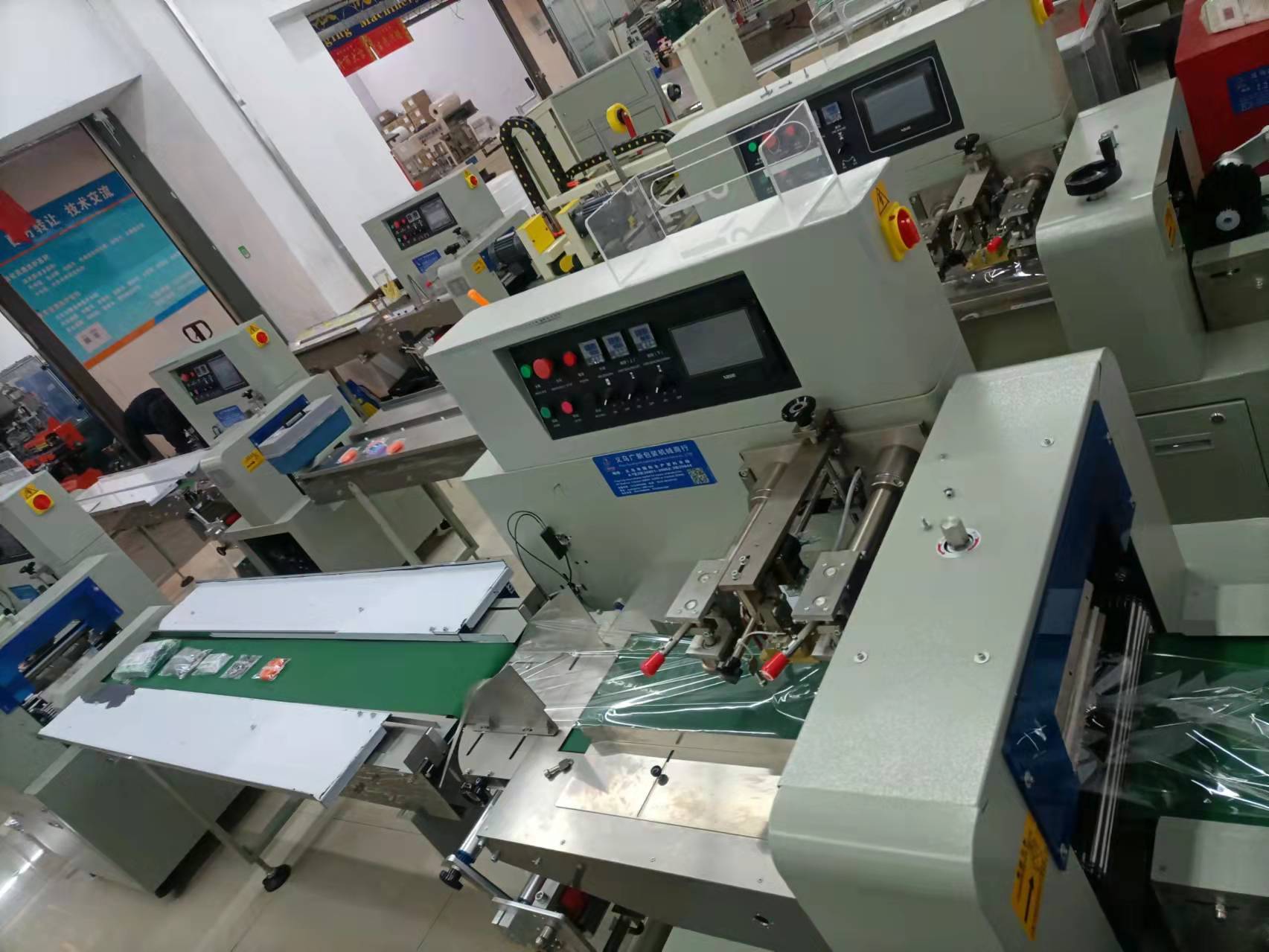 600 Servo pillow packaging machine, automatic servo pillow packaging machine for vegetables, biscuit, bread and candy packaging machine pic 1