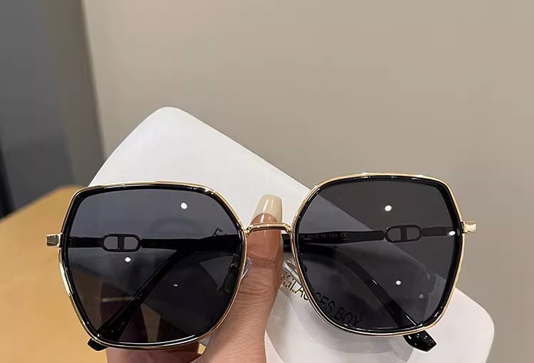 新款2024墨镜女高级感显脸小防紫外线太阳镜潮流亮边开车遮阳眼镜详情12