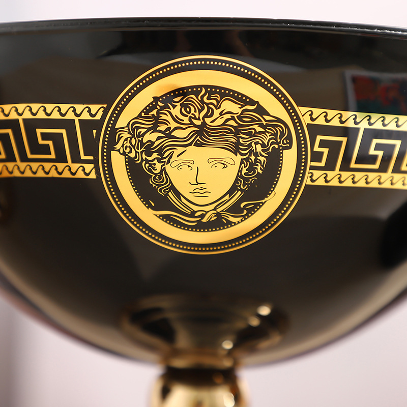 A new European-style black ceramic fruit plate for the living room table. The golden head fruit plate is an elegant and personalized light luxury ceramic decorative item pic 3