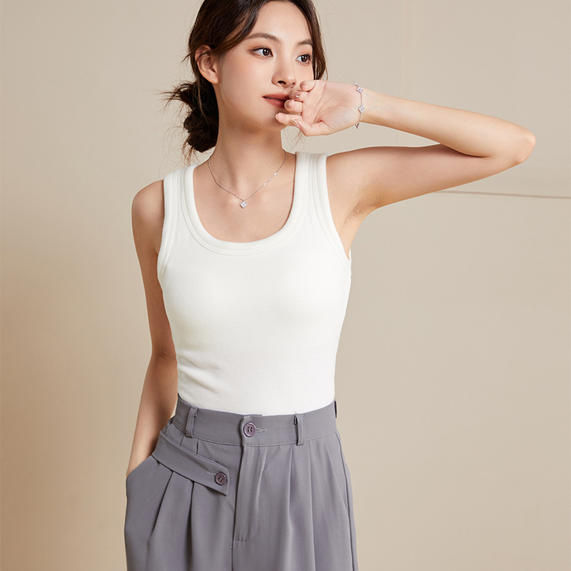 A halter top is a versatile and fashionable choice for women. It can be worn as an inner layer with a chest pad and a bra, revealing the navel pic 6