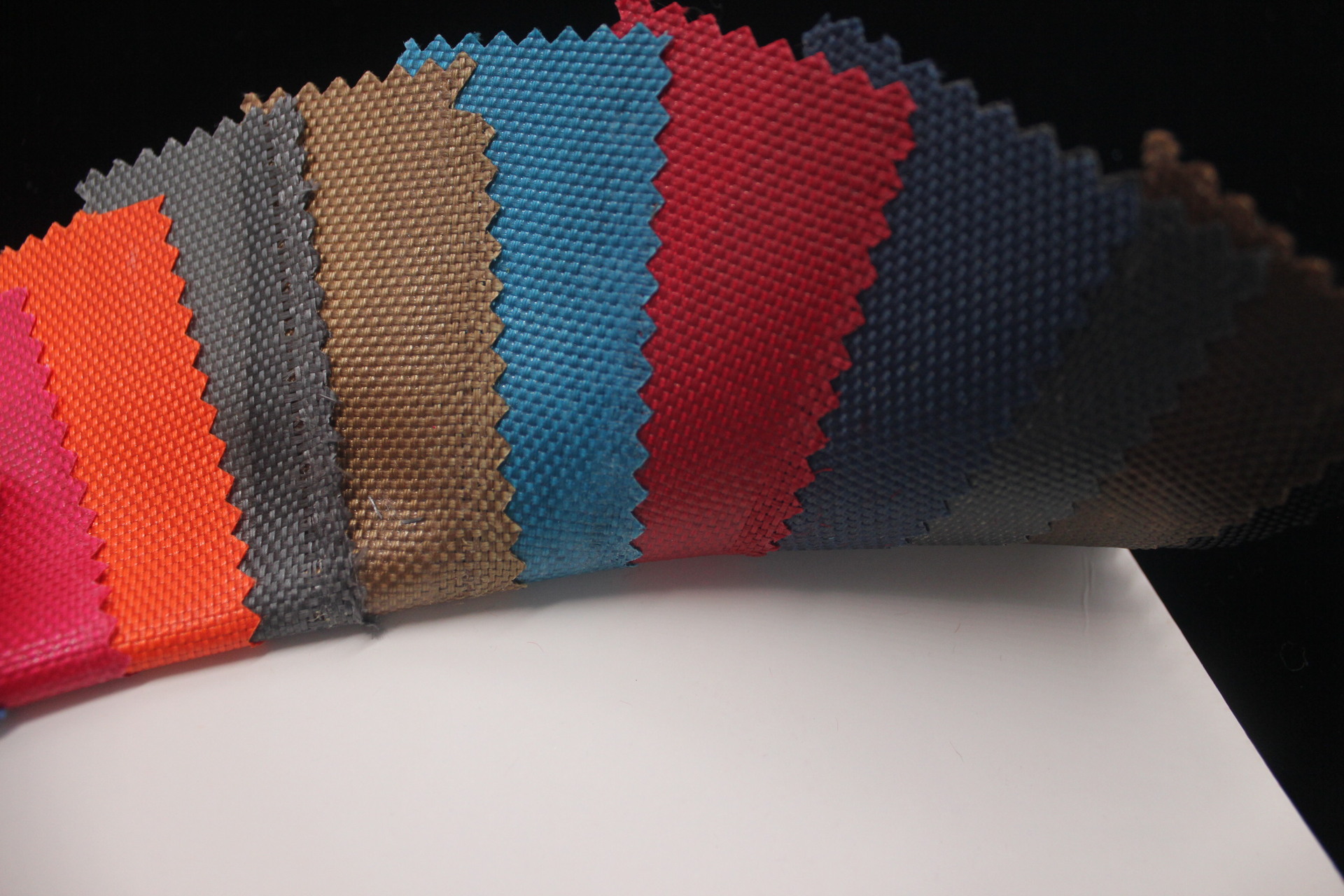 The 2023 new Oxford fabric three-color double-ply PU, PVC and Ouli rubber luggage fabric is in stock and available pic 3