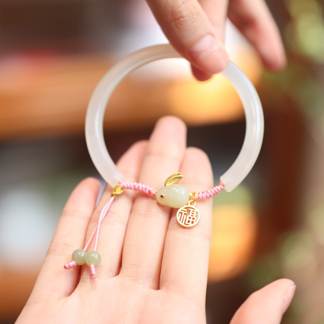 The rabbit of the same style as Douyin fell in love with the bracelet, agate and chalcedony Dingdang bracelet, beauty strip and half bracelet design of the jade rabbit pic 5