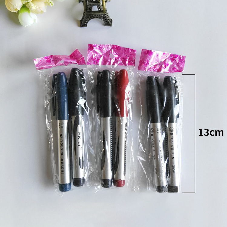 There are two oil-based marker pens, office and educational pens, markers, outlining pens and signature pens in the one-yuan store pic 2