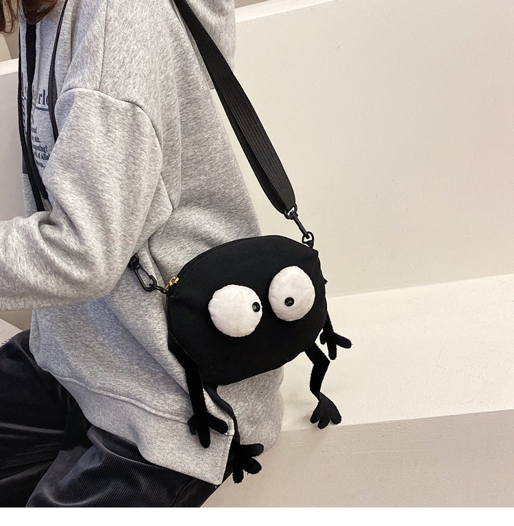 网红ins搞怪小黑毛煤球帆布斜挎包女可爱丑萌小包包女百搭单肩包详情8