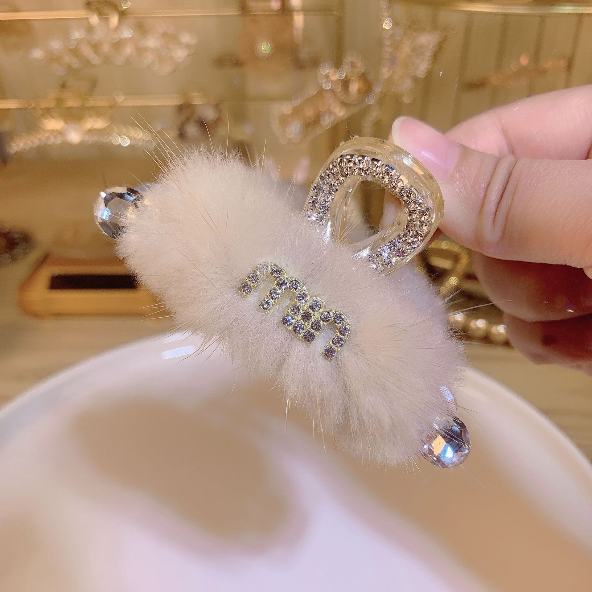 轻奢优雅水貂毛字母水钻抓夹秋冬新款网红毛绒发夹毛茸茸鲨鱼夹女详情5