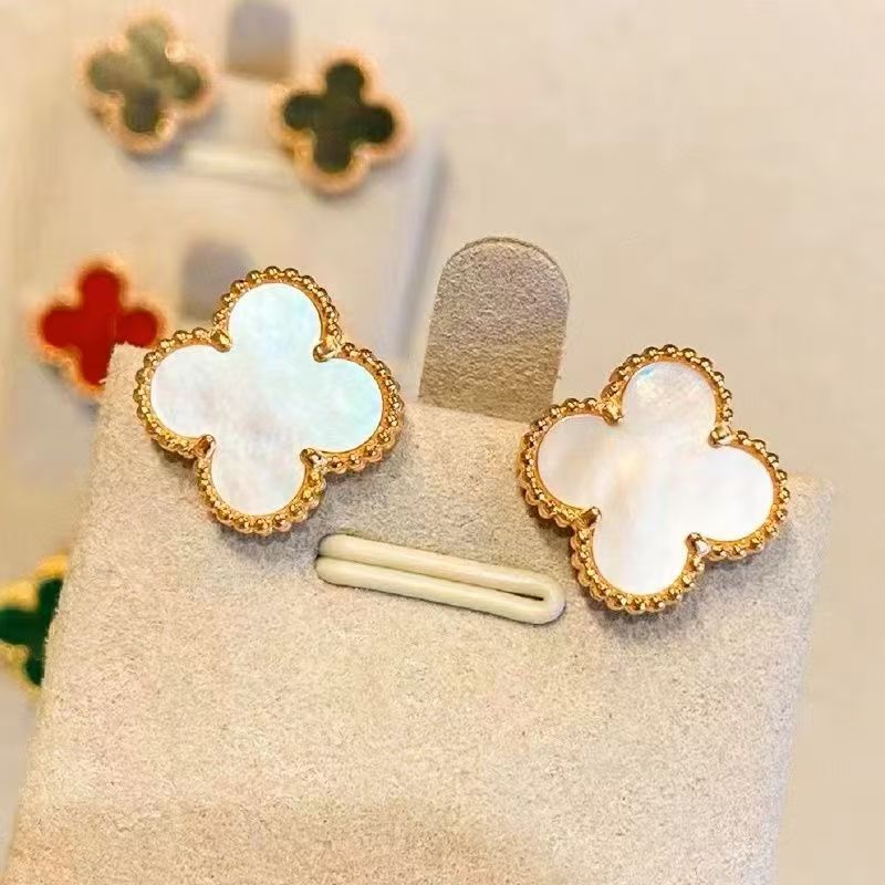 Cross-border titanium steel four-leaf clover ear studs for women, 18K gold, fashionable, simple and versatile mother-of-pearl jewelry ear bone studs are selling well in wholesale pic 6