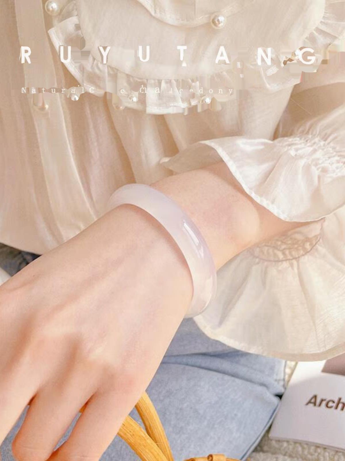 Natural ice-type white chalcedony bracelet, slender lychee frozen agate jade bracelet, horse material champagne gold, fashionable and elegant bracelet for young girls pic 2