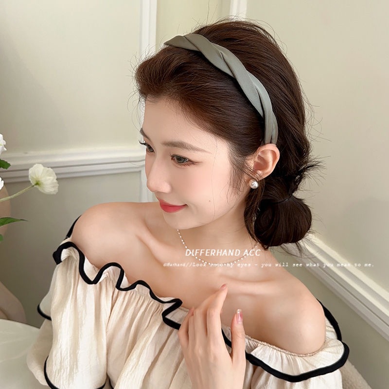 In the summer of 2025, a simple black hair band with a high top of the head is perfect for women. It is a versatile headband that can help press the hair and prevent slipping. It is also a hair tie and headwear pic 5