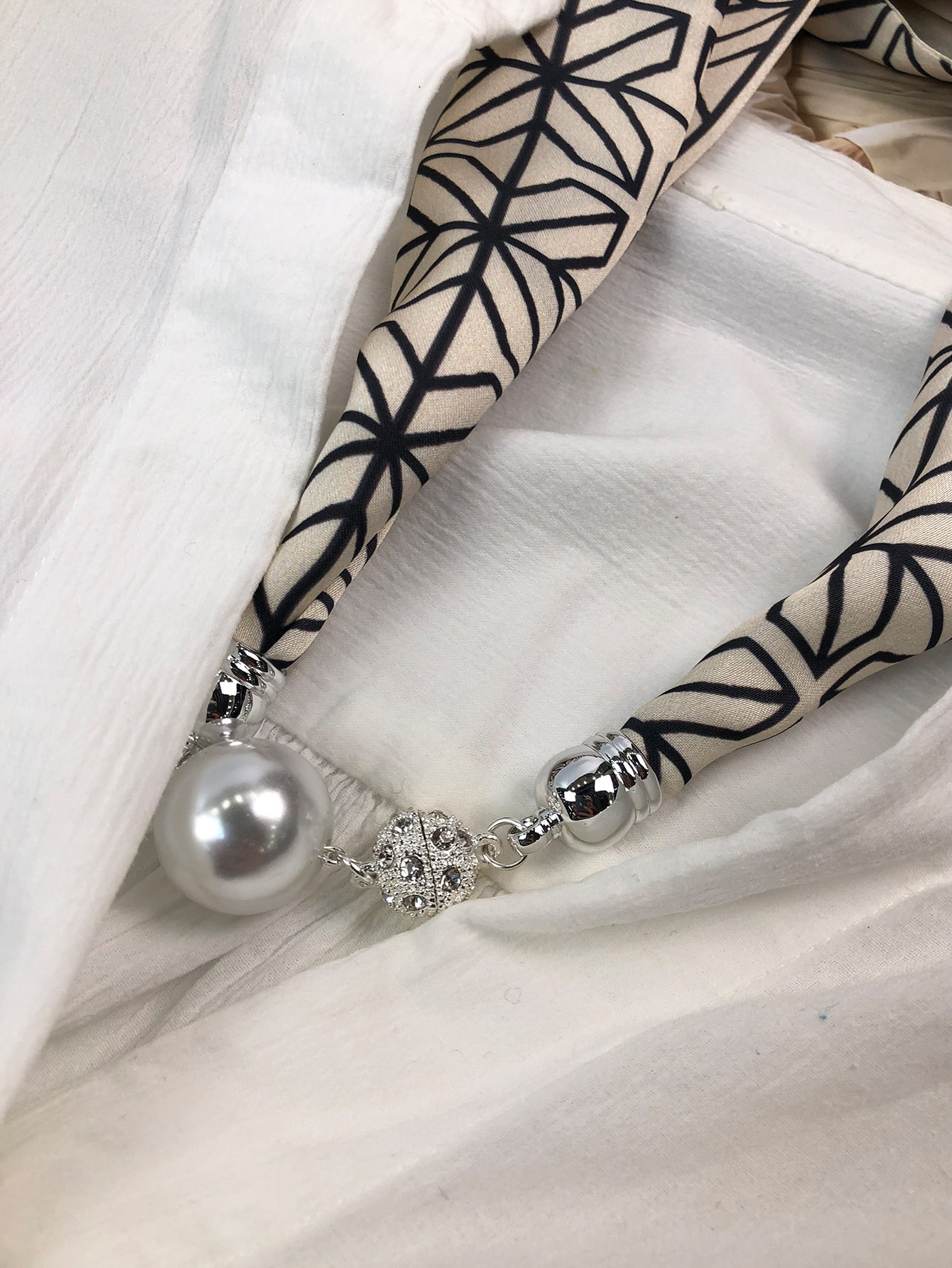 One-piece consignment cross-border exclusive summer fashionable and versatile silk pearl necklaces, silk scarves, buckles and scarves factory wholesale pic 4