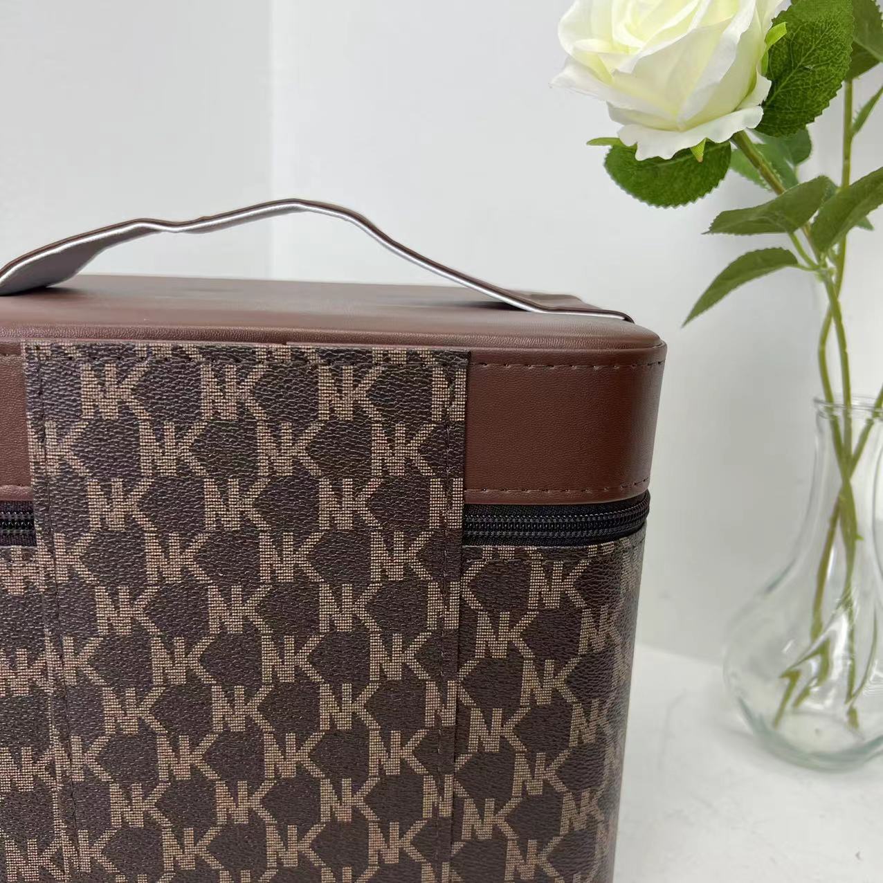 化妆包简约时尚潮手提化妆包便携分区收纳盒字母大容量旅行化妆包详情8