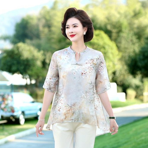 New fashionable chiffon short-sleeved T-shirt for middle-aged and elderly mothers in summer, elegant top for middle-aged women, and trendy floral mini shirt pic 10