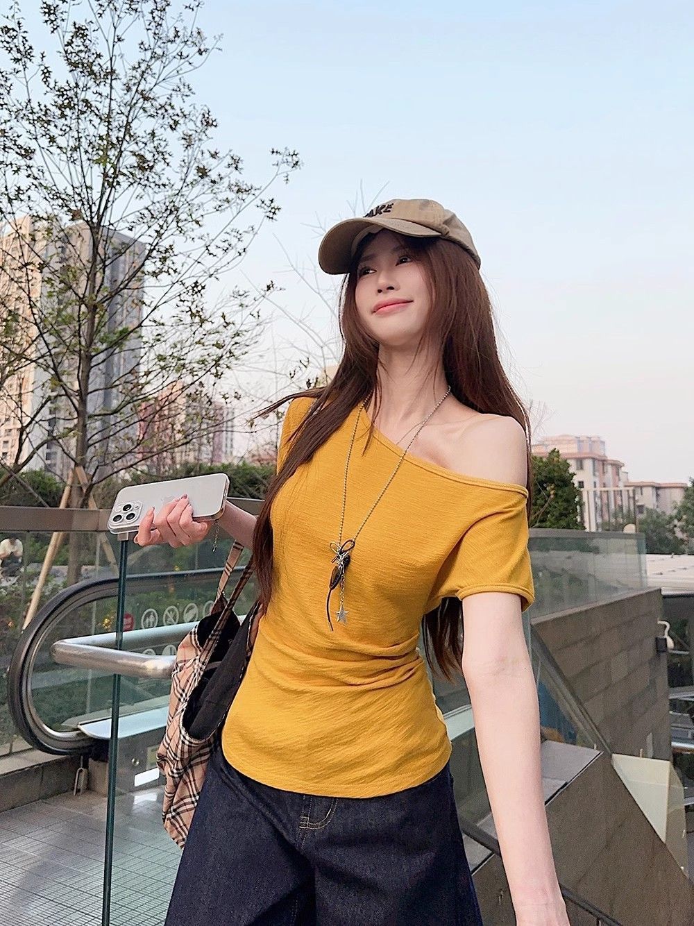 Korean casual design sense, niche and unique off-the-shoulder short-sleeved T-shirt for women, a chic summer waist-cinching and figure-hugging off-the-shoulder top pic 3