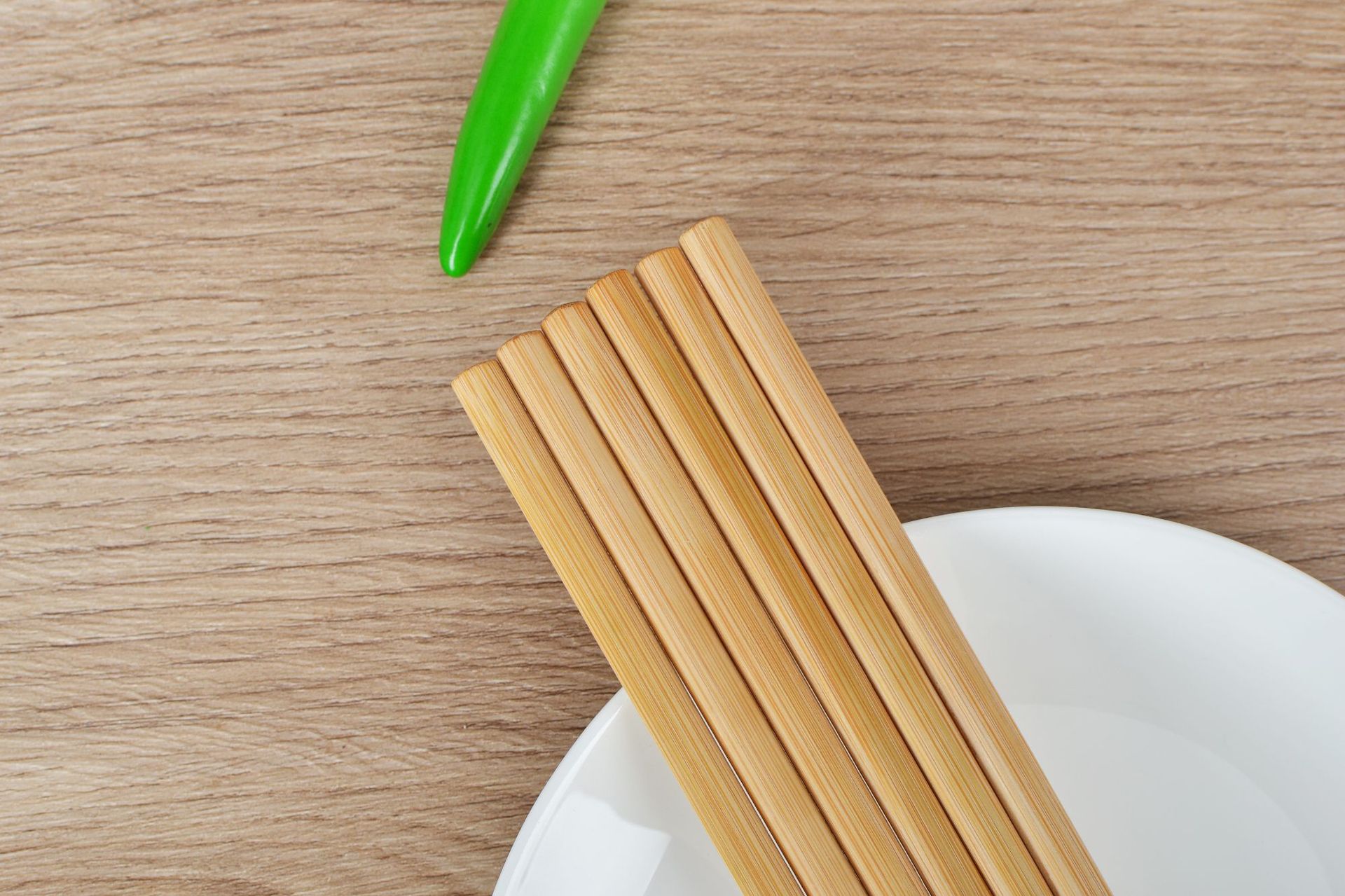 一次性碳化竹筷子家用10双装火锅筷年年有余雕刻竹筷餐饮竹筷批发详情4