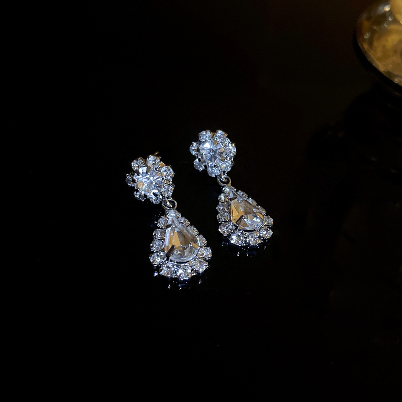 Silver needle diamond-encrusted heart-shaped flower earrings, European and American fashion style, square stud earrings, niche commuting new earrings wholesale pic 32