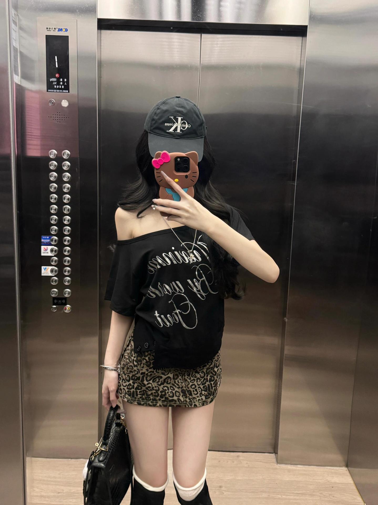 美式复古黑色斜肩短袖t恤女2025夏季设计感休闲宽松露肩辣妹上衣详情9