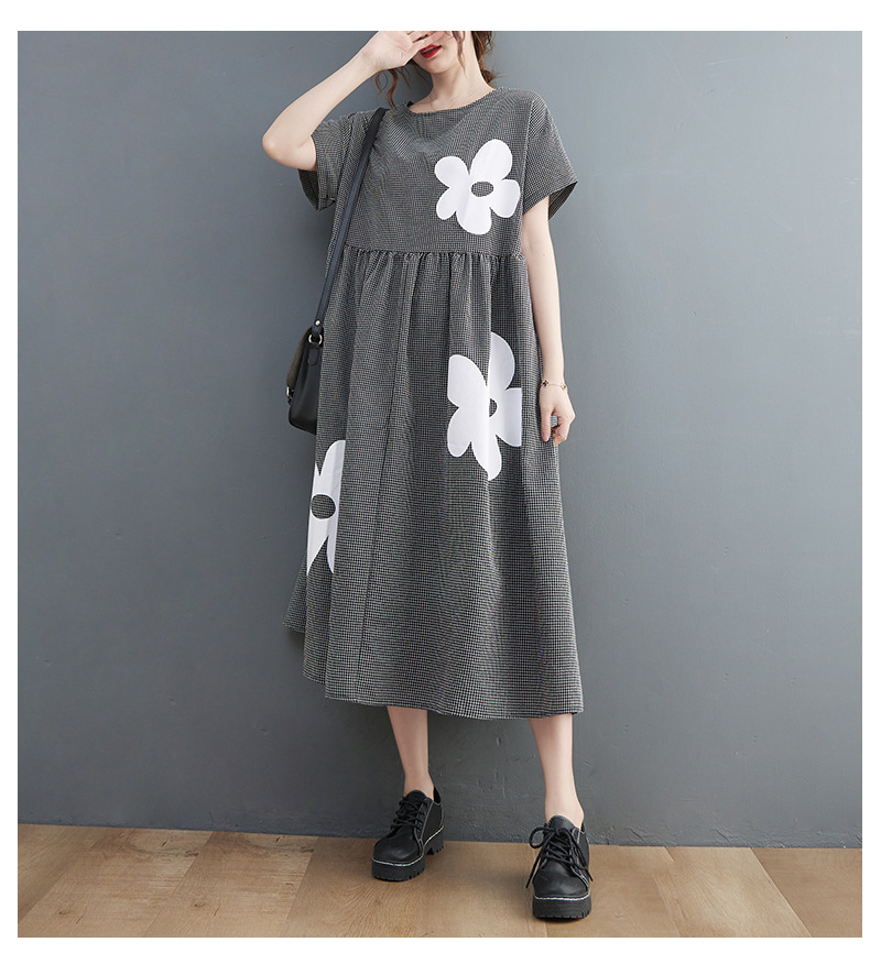 A real photo of a large-sized, loose, retro, and fresh round-neck printed dress with small checks in summer pic 13