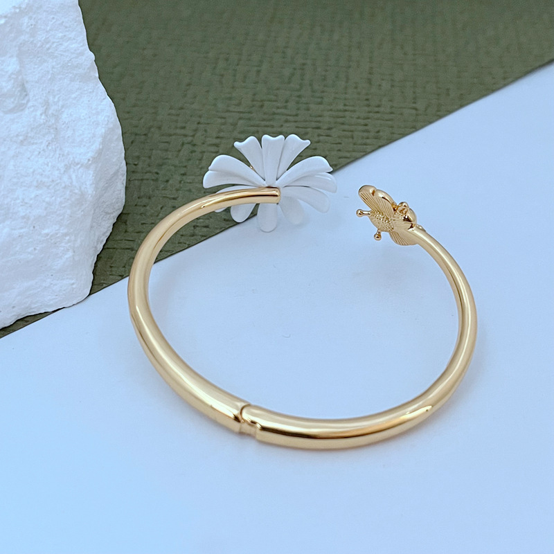 European and American fashion, light luxury, sweet and fresh Daisy and bee inlaid enamel glaze Daisy metal jewelry set pic 19