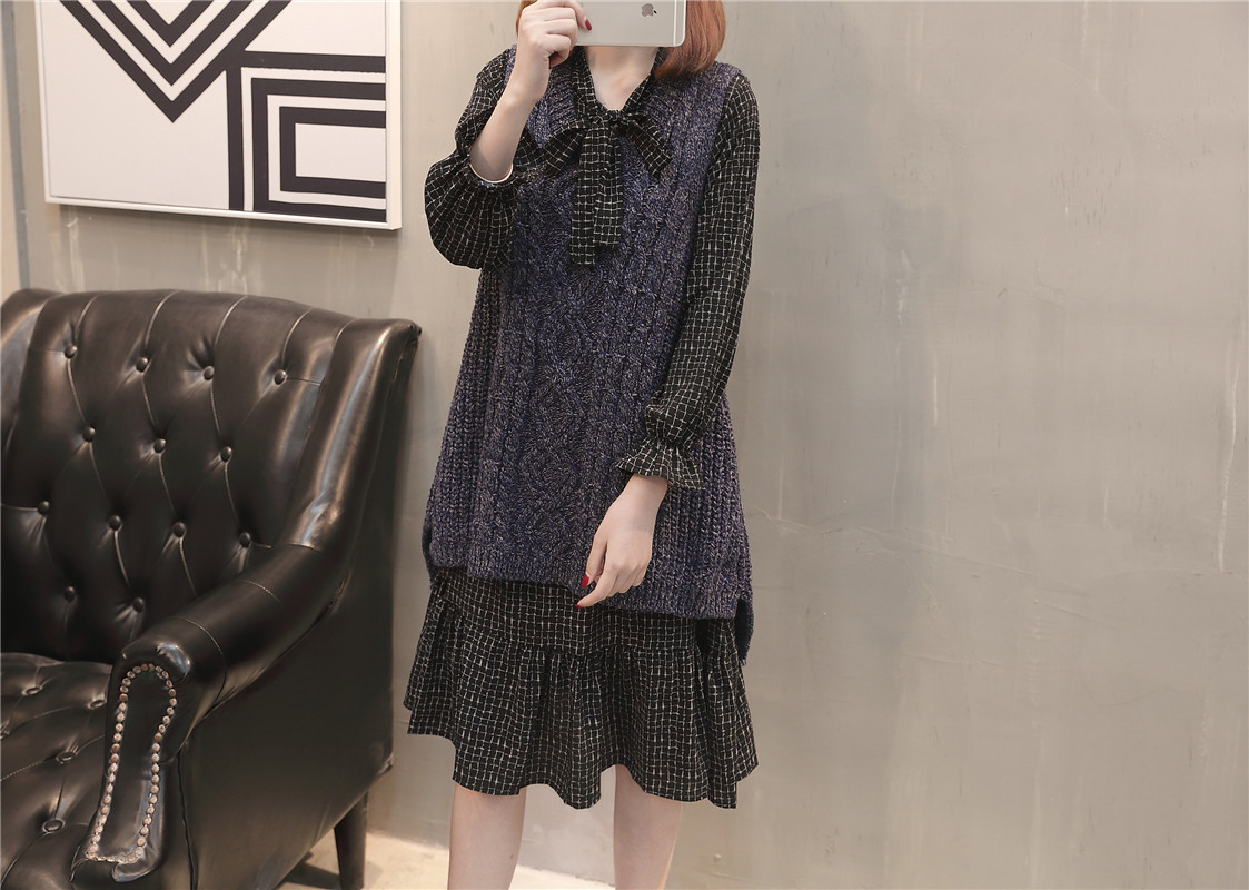 A new and stylish spring outfit for plus-size women, featuring a loose sweater, tank top and skirt that accentuates your figure pic 15