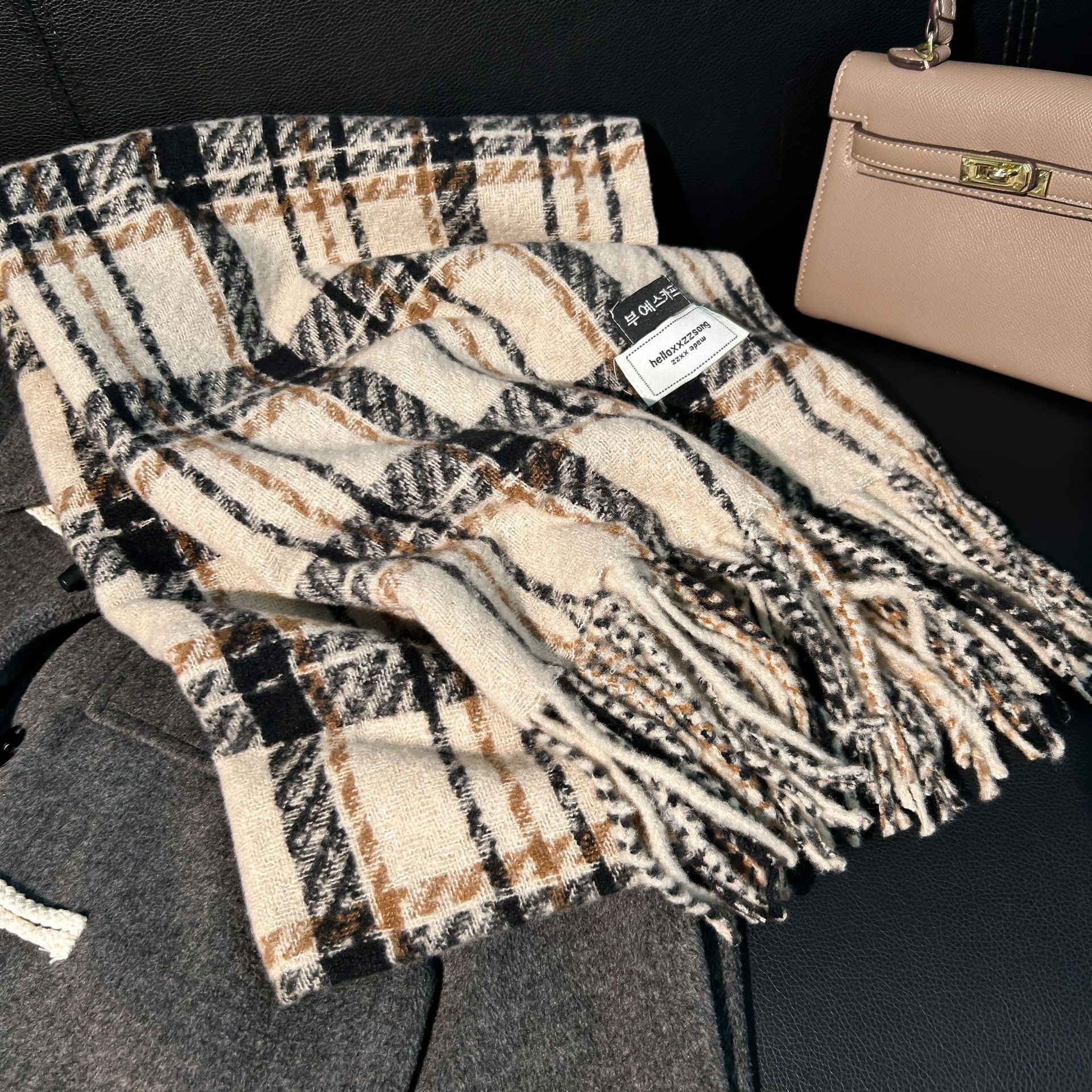The Maillard scarf is a winter hit with a strong atmosphere. It features a mohair scarf for women with a high-end look and a new checkered scarf for men pic 21