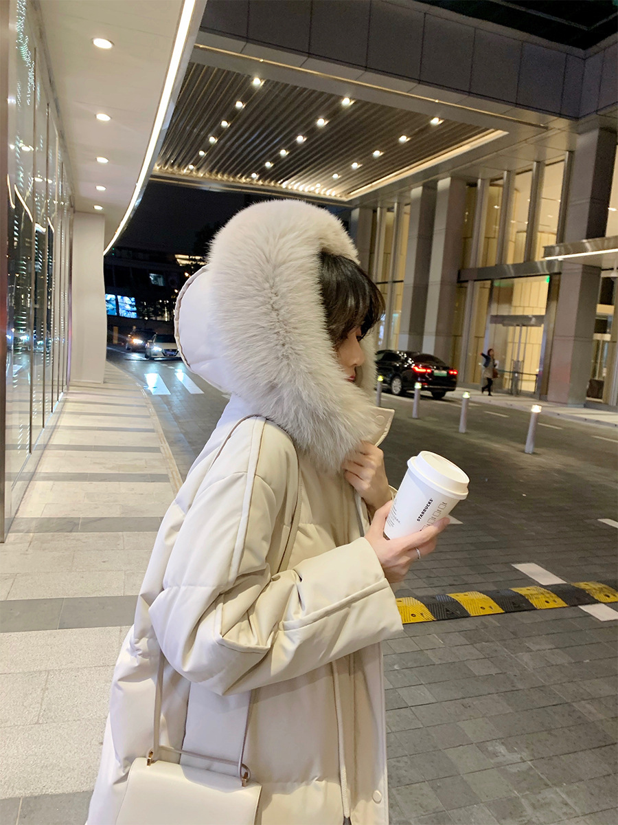 أزياء سوداء من الريش الأبيض مع معطف سميك طويل طويل طويل في فصل الشتاء الجديد في عام 2022. pic 55